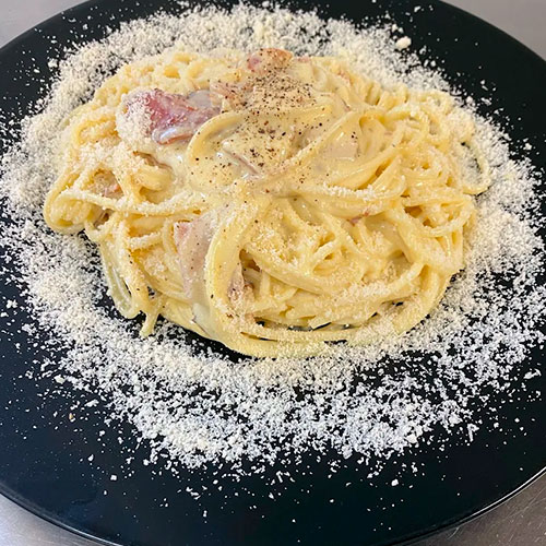 platos spaghetti carbonara pizzería en Torredembarra Sapori d'Italia